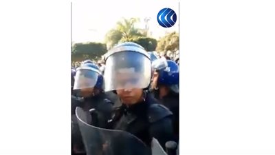 الشرطة الجزائرية تبكي في المظاهرات الرافضة لـ «بن صالح»