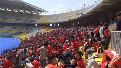 جماهير الأحمر تتوافد على برج العرب قبل مباراة الأهلي ضد صن داونز