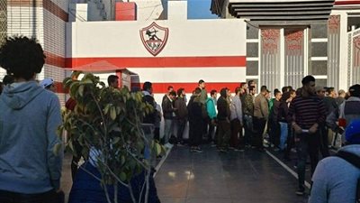 جماهير الزمالك تتوافد على مقر النادي لتوزيع تذاكر لقاء أغادير