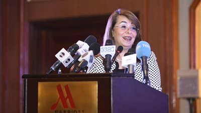 صور| وزيرة التضامن الاجتماعي تشيد بـ «معرض الحرف اليدوية»