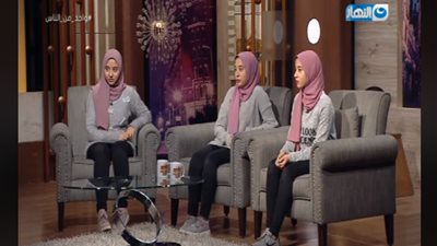 فيديو| على غرار فيلم «كده رضا» ثلاث توائم في برنامج واحد من الناس