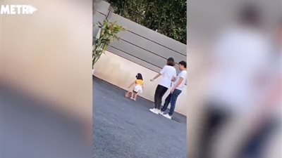 فيديو| أم تضرب ابنتها وسط الشارع.. بتعصبني
