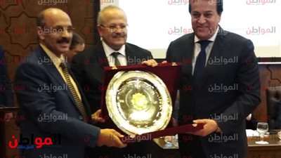 صور| عميد «دار علوم القاهرة» يمنح وزير التعليم العالي درع الكلية 