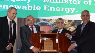 «أشري القاهرة» للتبريد والتكييف تمنح وزير الكهرباء درع الجمعية