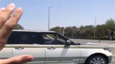 فيديو| رد فعل رئيس الإمارات على قيام مواطن بإلقاء التحية عليه 
