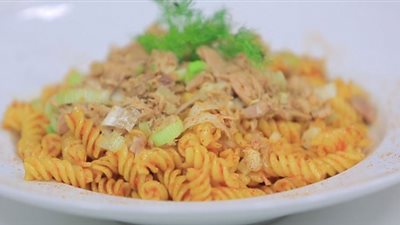 فيديو| نجلاء الشرشابي تقدم طريقة عمل مكرونة بالتونة