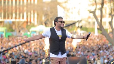 صور| رامي صبري يشعل حفله بـ جامعة عين شمس