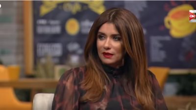 غادة عادل في أنا وبنتي: «مالك يا قلبي مجروح ولا يهمك» 