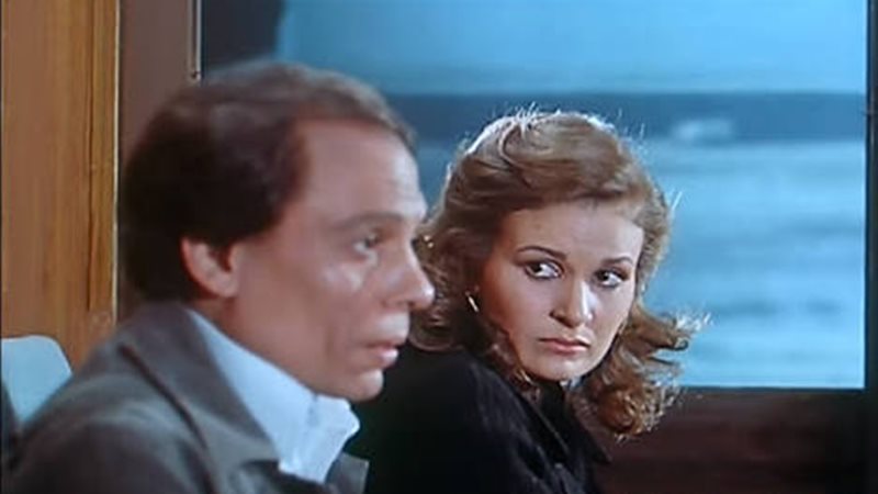 امرأة في مشهد