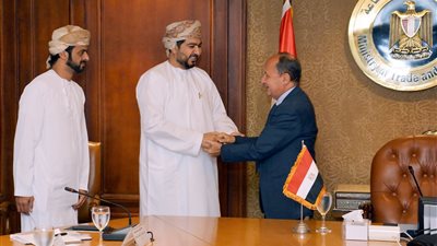 ننشر كواليس لقاء وزير التجارة والصناعة بالوفد العماني