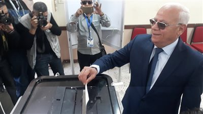 فيديو وصور| محافظ بورسعيد يُدلي بصوته في الاستفتاء على تعديلات الدستور 2019