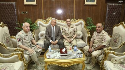 مساعد رئيس الأركان يتفقد غرفة العمليات المركزية لمتابعة الاستفتاء