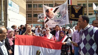 وكيل تعليم كفر الشيخ تقود مسيرة للحث علي المشاركة في الاستفتاء