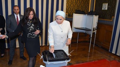 فيديو وصور| انتصار السيسي  تدلي بصوتها على التعديلات الدستورية 