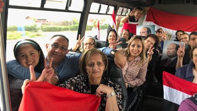 الجالية المصرية في أمريكا تضرب مثالًا للوطنية داخل لجان الاستفتاء
