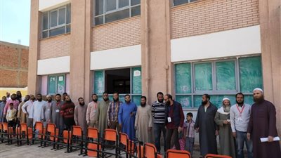صور| إقبال كثيف من أعضاء حزب النور بالفيوم على لجان الاستفتاء 