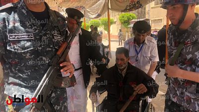 قوات تأمين اللجان الانتخابية ببورسعيد تساعد المسنين وذوي الإرادة
