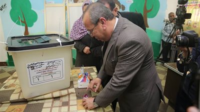 محافظ كفرالشيخ يدلى بصوته فى الاستفتاء بمدرسة اللغات الرسمية