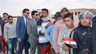 صور| وزير الشباب يقف في طابور الناخبين للاستفتاء على التعديلات الدستورية 2019
