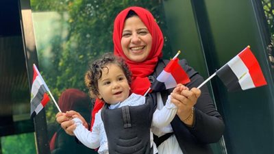 بالابتسامات.. رضيع مصري مغترب يشارك بالتعديلات الدستورية في «ميلانو» 