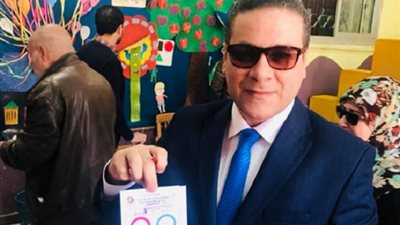 صور| مظهر شاهين يُدلي بصوته في التعديلات الدستورية 2019 ويقول «نعم»