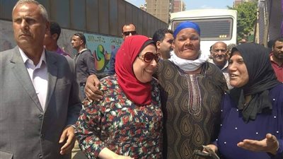 نائب محافظ القليوبية توزع العصير علي الأطفال أمام لجان الاستفتاء