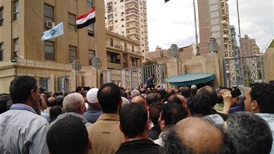 «عمر واحنا معاك» عمال غزل المحلة يهتفون للرئيس أثناء الاستفتاء على الدستور