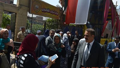 صور|نائب الجيزة يهدي المواطنين كُتب للتعريف بإنجازات حققها السيسي