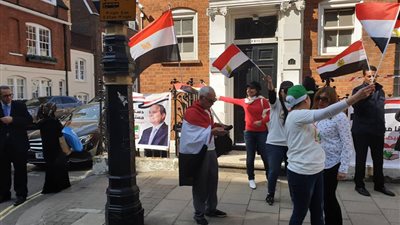 الجالية المصرية في بريطانيا تشتعل حماسًا أمام لجان الاستفتاء