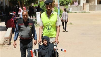انتشار مكثف لقوات الشرطة لمساعدة كبار السن في الوصول إلى اللجان