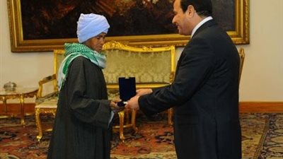 فيديو|الحاجة صيصة: ربنا ينصر الرئيس السيسي اللي كرم نساء مصر