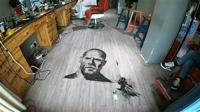فيديو| حلاق يرسم صور على رؤوس زبائنه.. ده انت شبح بقى 