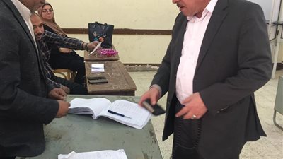 اللواء محمد مصطفى يدلي بصوته فى سوهاج 
