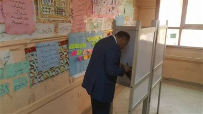 صور|محافظ الفيوم يدلي بصوته في الاستفتاء على التعديلات الدستورية
