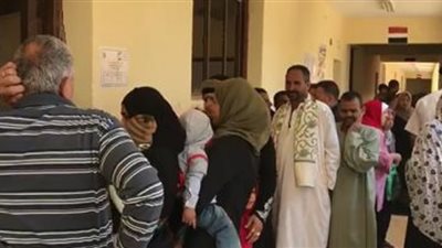 حشود من المواطنين أمام لجان الاستفتاء في حدائق الأهرام