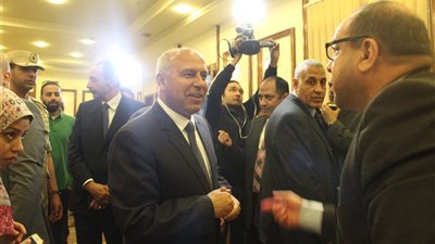 فيديو|وزير النقل لأحد موظفى محطة سيدى جابر:«لو المحطة مش عجباك نغيرها»
