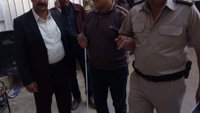 شرطي يساعد كفيف على الإدلاء بصوته فى التعديلات الدستورية بالغربية 