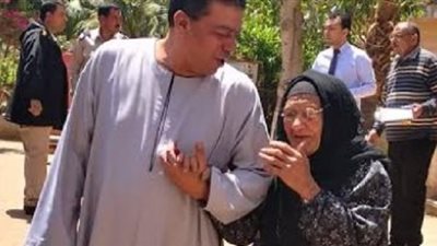رست على عظامها الهشة 118 عامًا.. معمرة المنوفية تُدلي بصوتها في التعديلات الدستورية 2019