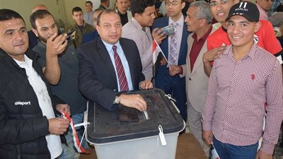 رئيس جامعة بنى سويف يدلي بصوته في الإستفتاء على تعديلات الدستور