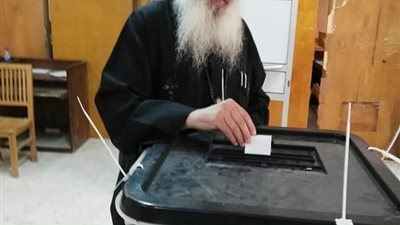 الأنبا بولا يدلى بصوته فى الاستفتاء على التعديلات الدستورية بالغربية