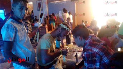 فيديو وصور|أقباط أسيوط يشكلون سعف النخيل لمجسمات ابرزها «التاج والحصان»