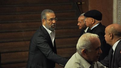 مدحت العدل يقدم العزاء فى والدة هشام عباس