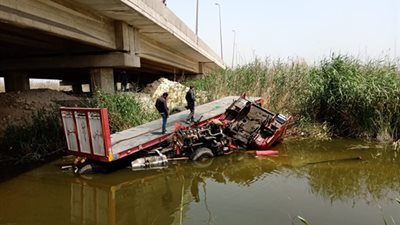 قوات الحماية المدنية تنقذ شخصين سقطت بهم السيارة في الملاحات بالإسكندرية