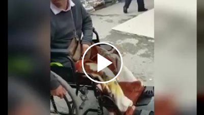 «عشان هي مش فهلوة».. شاب يكشف خدعة متسول وسط الشارع
