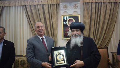 محافظ البحر الاحمر واسقف دير«الأنبا بولا» يتبادلون الهدايا التذكارية