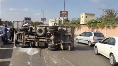 إصابة سائق وتباع نتيجة انقلاب سيارة محملة بعسل في سوهاج
