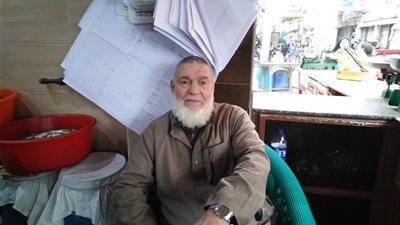 «100 سنه فسيخ».. عم«سيد» أقدم تاجر لبيع الأسماك المملحة بطنطا