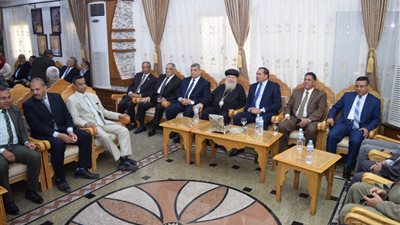 الدكتورعزيز ووفد جامعة سوهاج يزورون كنائس المحافظة