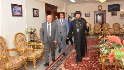 صور| رئيس جامعة أسيوط يهنئ  الأخوة الأقباط بـ عيد القيامة المجيد