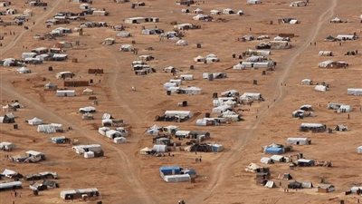 «أوضاع مزرية وتضييقات أمنية».. حياة السوريين في المخيمات